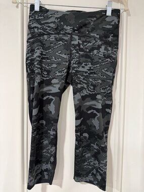 Under Armour Compression HeatGear Gray & Black Camo Athletic Crop Leggings